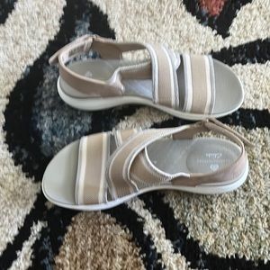 Clarks cloud steppers size 8 1/5 women’s sandals. Excellent condition.